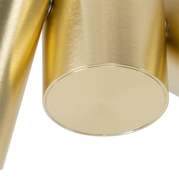 Nahaufnahme einer goldenen Deckenleuchte