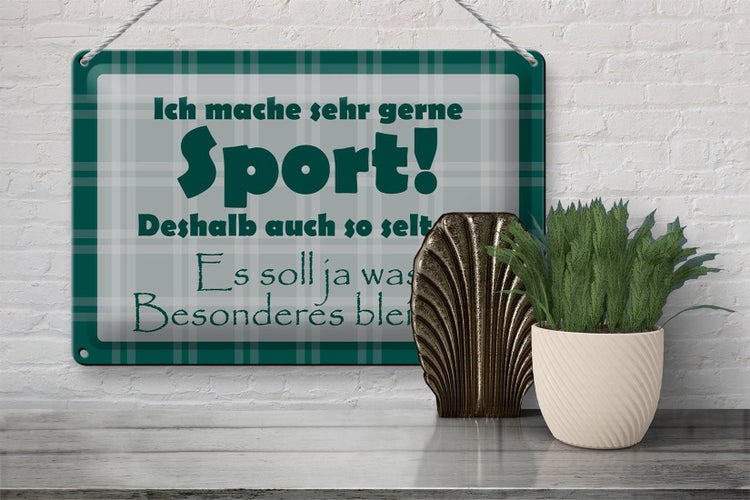 Gartenszene mit Holzstuhl, Beistelltisch und Getränk im Garten