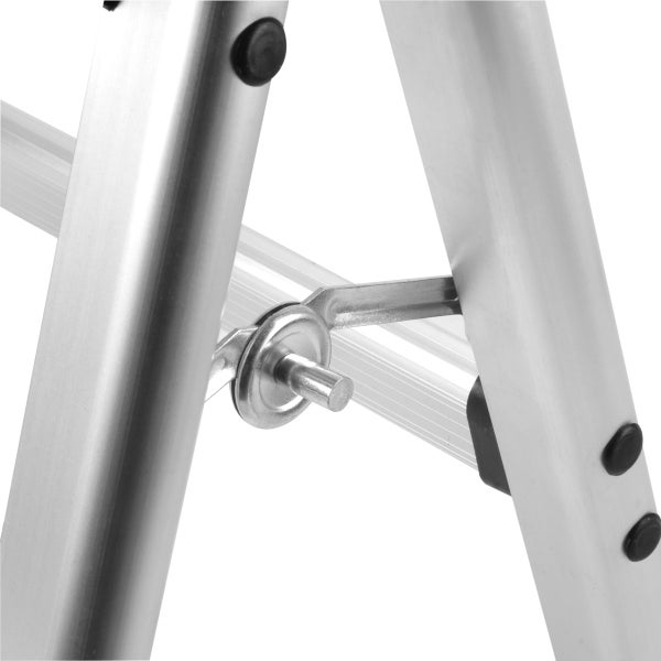 Nahaufnahme eines Gelenks einer Aluminiumleiter mit Arretierungsstift.