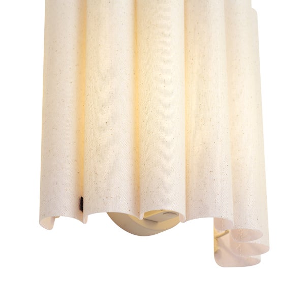 Moderne Wandleuchte mit gewelltem Stoffschirm aus Textil in natürlicher Optik