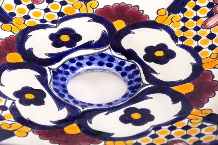 Nahaufnahme eines Waschbeckens mit floralen Mustern