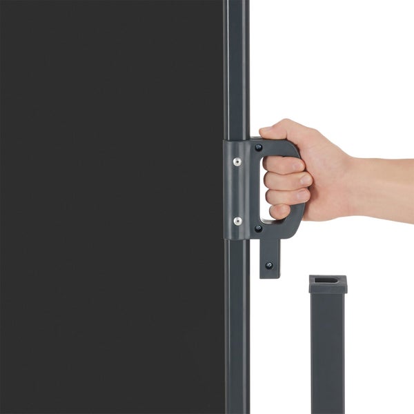 Hand am Griff einer Seitenmarkise beim Einhaken in den Standpfosten.