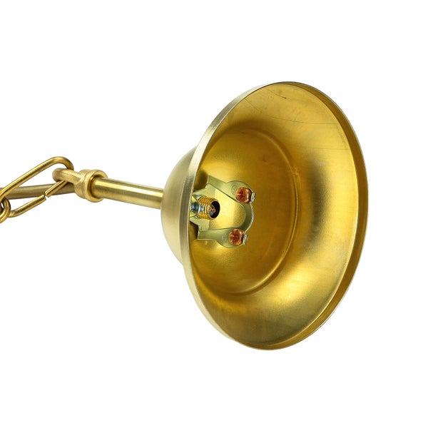 Innenansicht einer goldenen Deckenleuchte mit Aufhängung