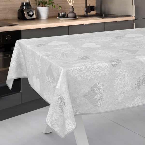 Tisch mit grauer Tischdecke mit Herz- und Rosenmuster in einer Küche