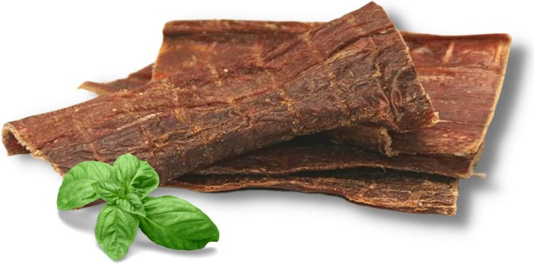 Nahaufnahme von getrocknetem Rindfleisch mit Basilikum