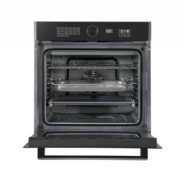 Kaiser Einbaubackofen mit Heißluft und Airfry Funktion, inklusive Backblech, Grillrost und Frittierkorb, mit Touch Bedienfeld und Display.