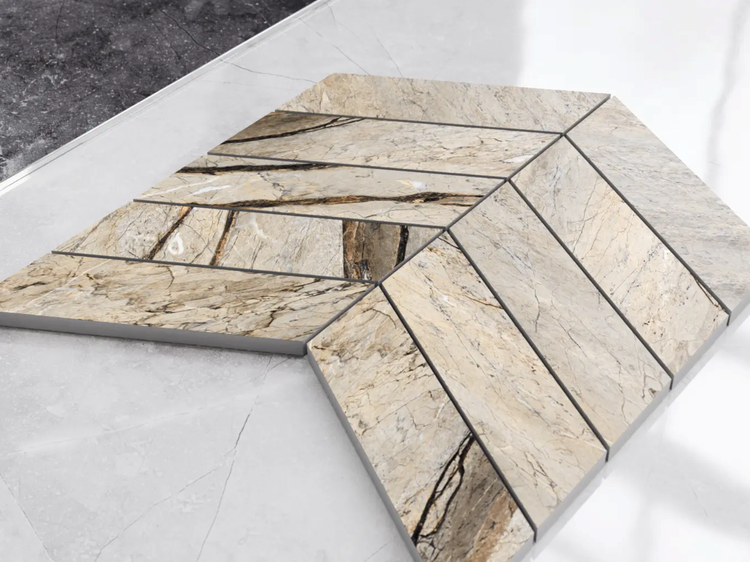 Feinsteinzeugfliesen in Marmoroptik mit Chevron-Muster und ausgeprägter Maserung in Beige und Braun.