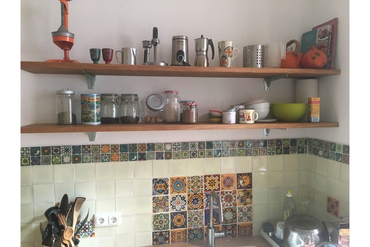 Badezimmer mit Mosaikfliesen, Waschbecken und Dusche