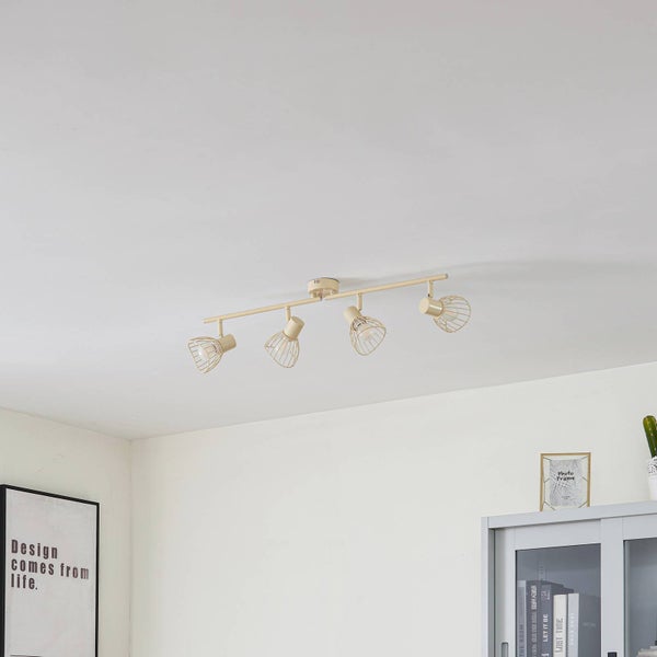 Deckenleuchte mit vier Strahlern im Wohnraum.