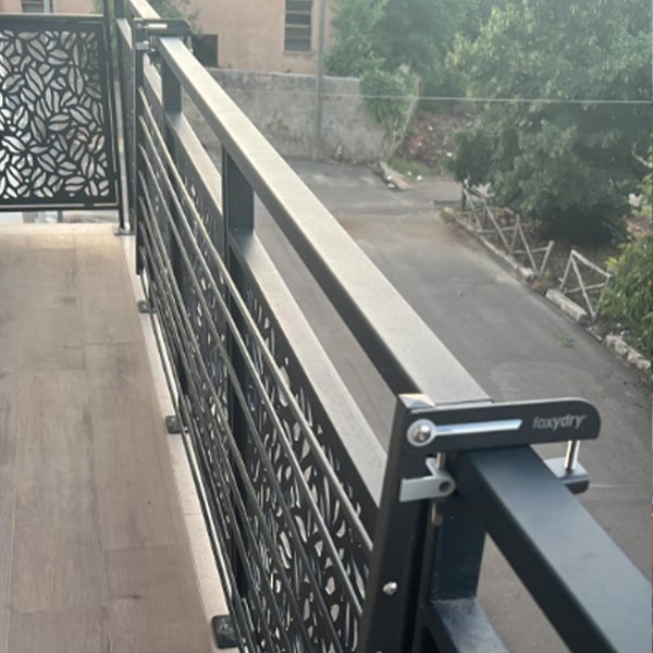 Balkon mit Geländer und Wäschetrockner