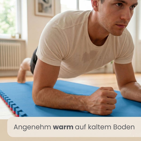 Mann macht Sport auf einer blauen Puzzle-Fitnessmatte aus Schaumstoff in einem hellen Raum.