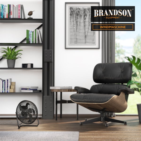Brandson Windmaschine Bodenventilator in modernem Wohnzimmer mit schwarzem Ledersessel, Beistelltisch und Bücherregal.
