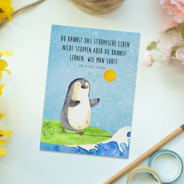 Mr. & Mrs. Panda Postkarte Pinguin Surfer - Eisblau