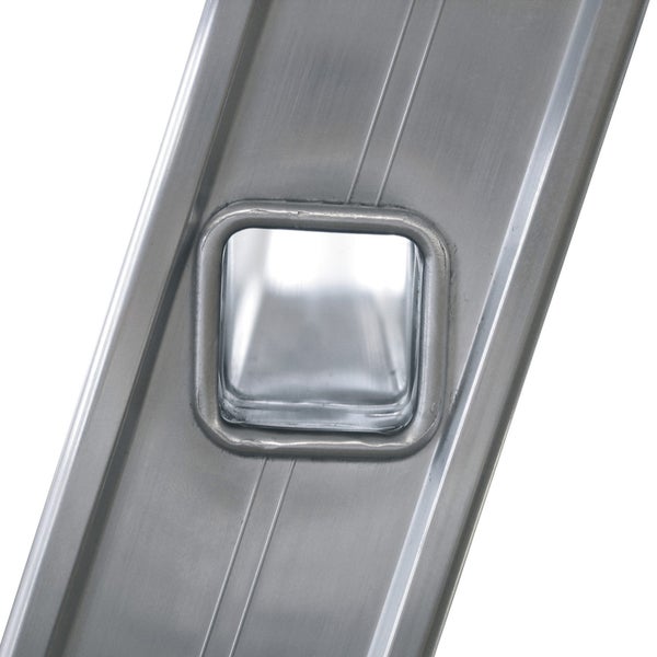 Detailansicht einer Aluminiumleiter mit einer eingepressten, quadratischen Sprossenverbindung im Holm.