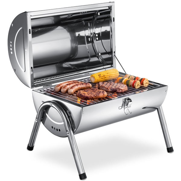 Tragbarer Tisch-Holzkohlegrill aus Edelstahl in Fassform mit offenem Deckel und Grillgut auf dem Rost.