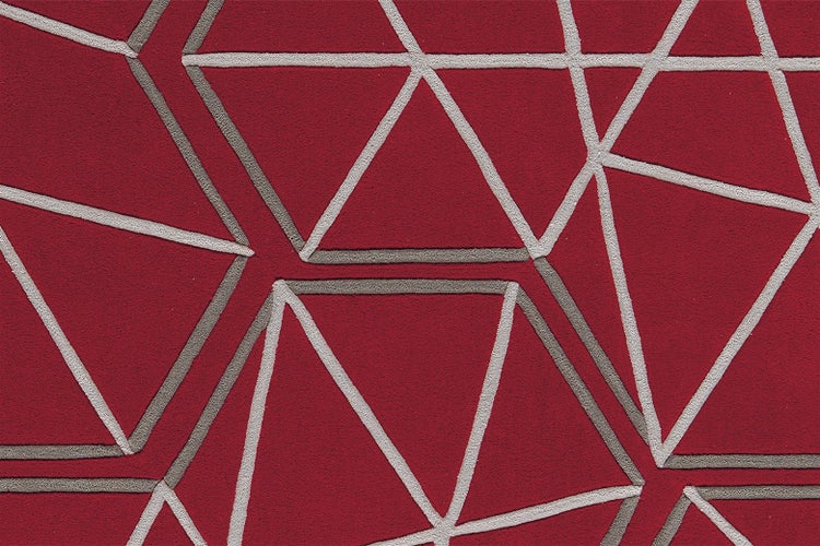 Wohnzimmerteppich mit geometrischem Muster aus Dreiecken und Linien.