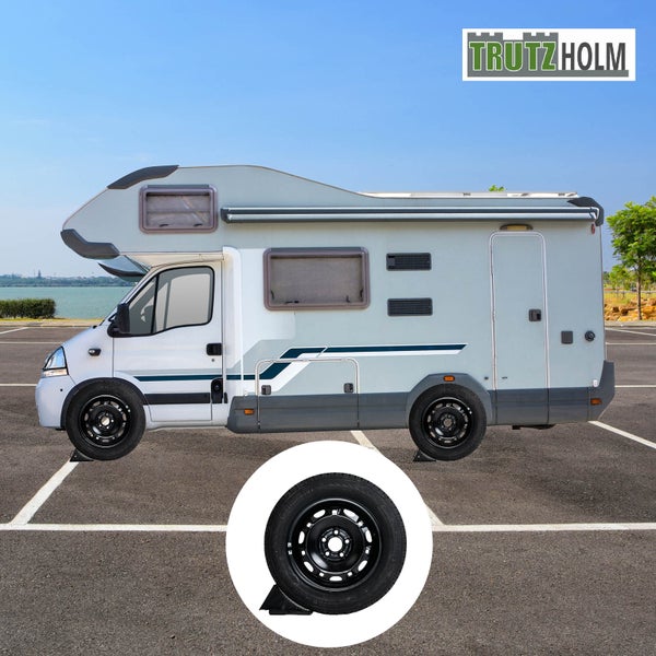 Wohnmobil mit Unterlegkeilen für Reifen und Trutzholm Logo