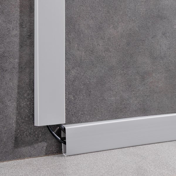 Kabelkanal Sockelleiste aus Metall zur verdeckten Kabelführung an der Wand auf einem dunklen Untergrund
