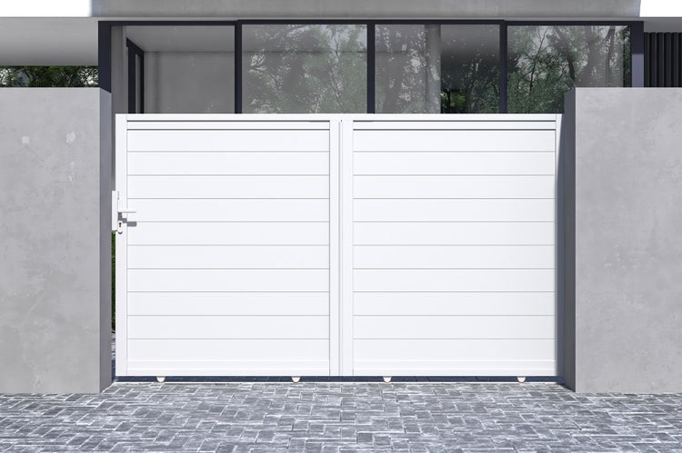 Modernes zweiflügeliges Hoftor aus Metall mit horizontalen Lamellen zwischen zwei Betonpfeilern vor einem Haus mit Glasfront.