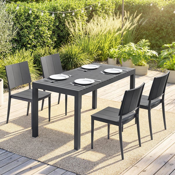 Moderne Gartengarnitur aus anthrazitfarbenem Metall mit rechteckigem Tisch und vier Stühlen auf einer hellen Holzterrasse im Garten.