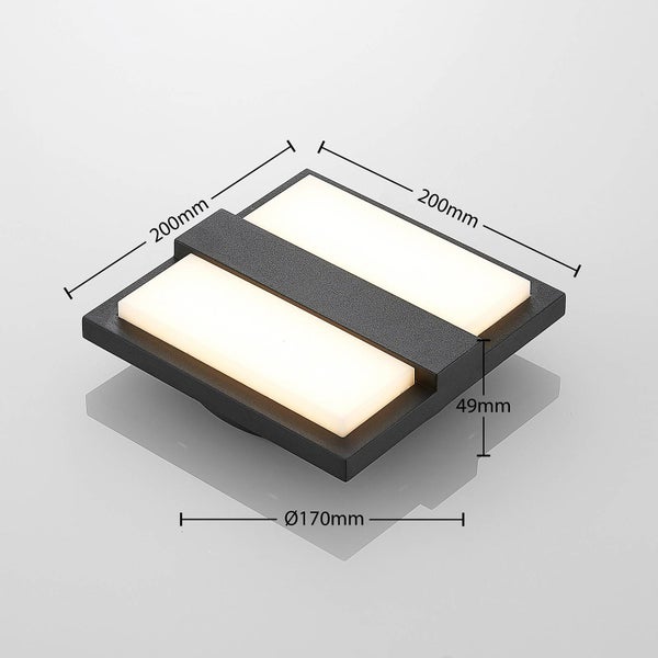 Quadratische Außenwandleuchte in Dunkelgrau mit zwei Lichtfeldern. Breite 200 Millimeter, Höhe 200 Millimeter, Tiefe 49 Millimeter.