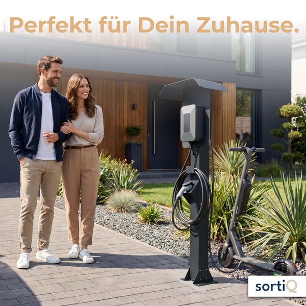 Ein Paar vor einem modernen Haus neben einer SortiQ Ladestation für Elektrofahrzeuge und einem Elektroscooter im Außenbereich. SortiQ Logo.