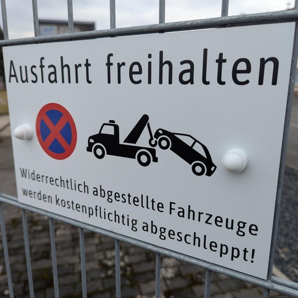 Schild mit der Aufschrift Ausfahrt freihalten, Symbol für Parkverbot und Abschleppdienst