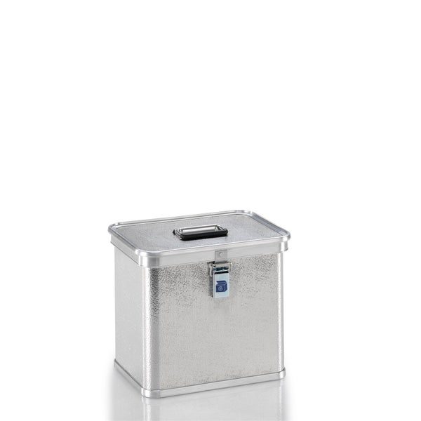 Mehrere Bonsai-Bäume in blauen Keramikschalen auf Holzpaletten in einem hellen, organisierten Gewächshaus.