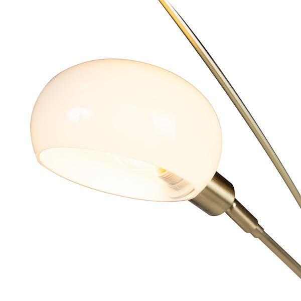 Nahaufnahme einer leuchtenden Stehlampe mit kuppelförmigem Lampenschirm und Metallgestell.