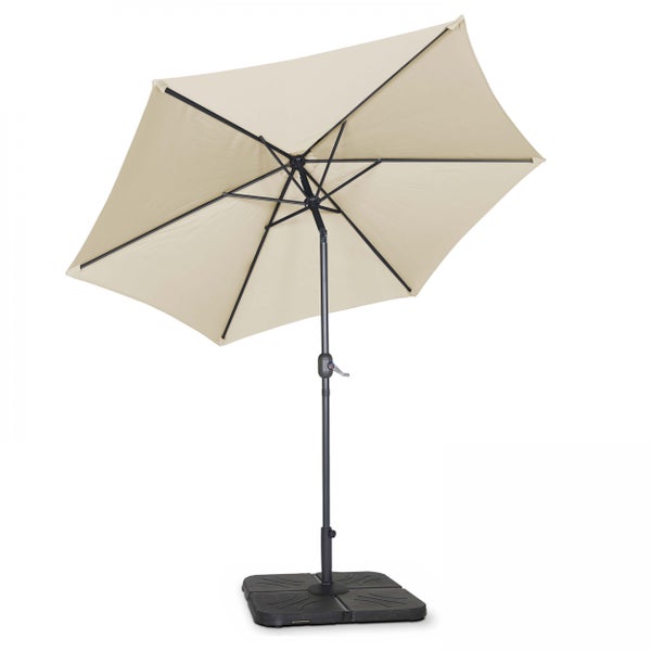Neigbarer Sonnenschirm in Beige mit dunkelgrauem Metallgestell, Handkurbel und quadratischem Standfuß.