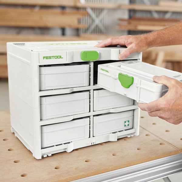 Festool Schubladenbox mit mehreren Schubladen wird von einer Hand geöffnet