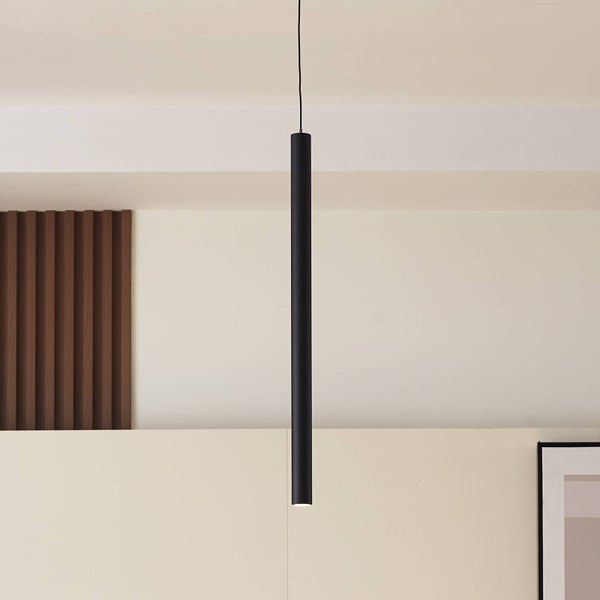 Moderne schwarze Pendelleuchte in schmaler Zylinderform vor einer hellen Wand mit Holzlamellen.