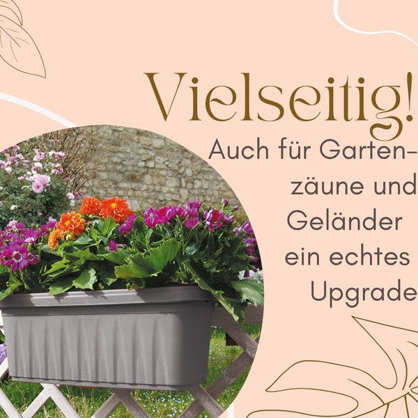 Blumenkasten mit bunten Blumen auf einem Holzzaun