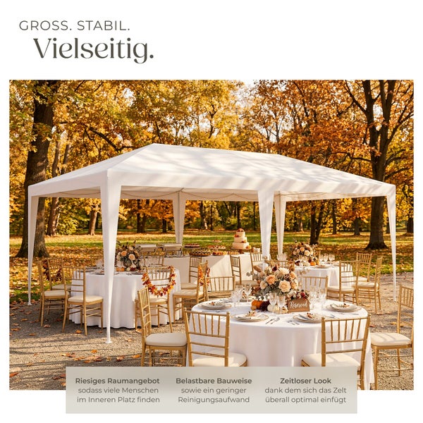 Großes Partyzelt für Gartenveranstaltungen mit runden Tischen und Stühlen unter herbstlichen Bäumen, ideal für Feiern und Events im Freien.