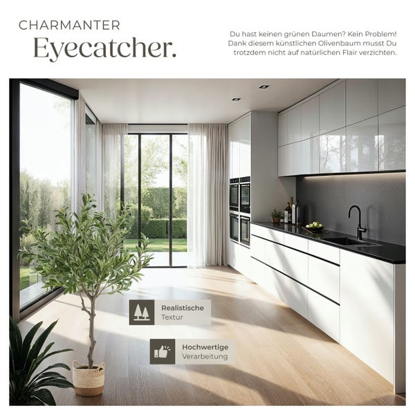 Heller Raum mit künstlichem Olivenbaum und moderner Küche