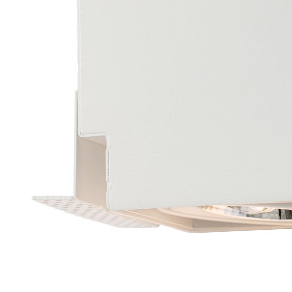 Nahaufnahme eines weißen Einbaustrahlers mit strukturierter Oberfläche für die Deckenmontage.