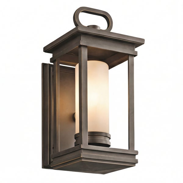 Wandleuchte mit Laternenform und zylindrischem Lampenschirm