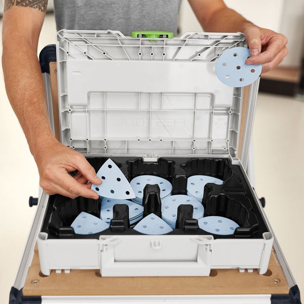 Schleifpapiere in verschiedenen Formen und Körnungen in einem Werkzeugkoffer