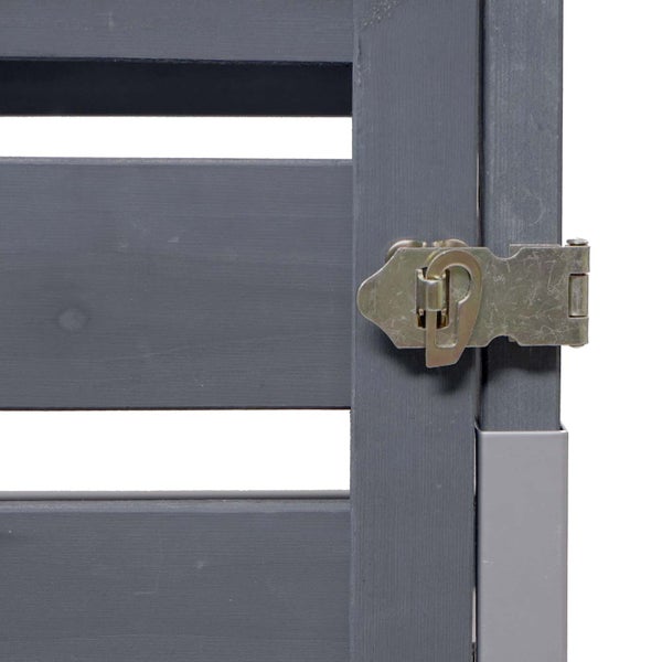 Detailansicht eines Holzgartentors mit Metallverschluss