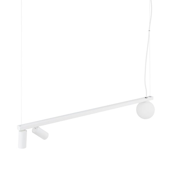 Moderne Pendelleuchte in Weiß mit schmalem Balken, zwei zylindrischen Strahlern und einem kugelförmigen Lampenschirm.
