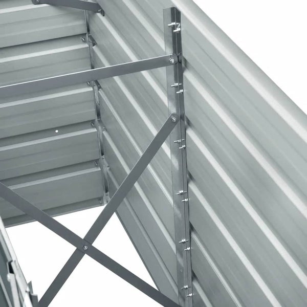 Innenansicht eines Hochbeets aus Metall mit Wellblechwänden und stabilisierenden Querstreben.
