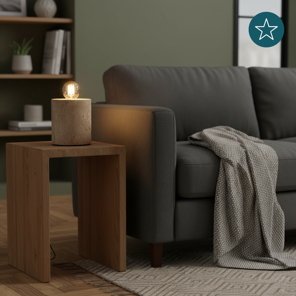 Dekorative Szene mit einer Betonlampe auf einem Holztisch neben einem Sofa