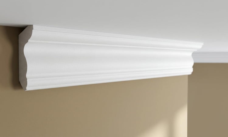 Weiße Zierleiste an der Decke und Wand für die Inneneinrichtung.