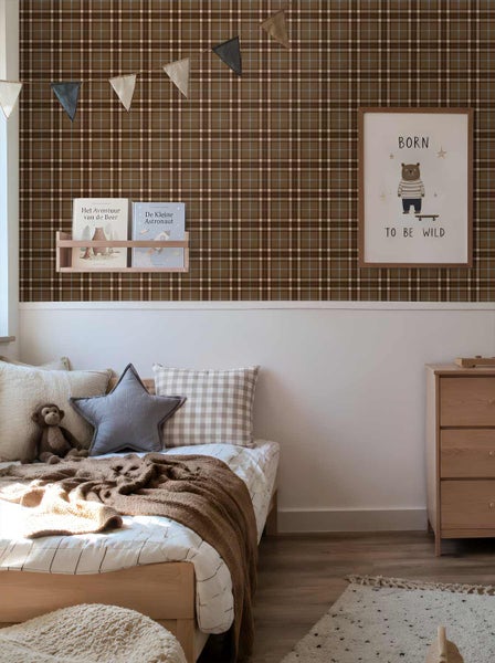 Kinderzimmer mit braun karierter Tapete an der oberen Wandhälfte, kombiniert mit einer weißen unteren Wandhälfte und hellen Holzmöbeln.