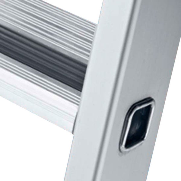 Detail einer Aluminiumleiter mit Sprossen und Haltegriff