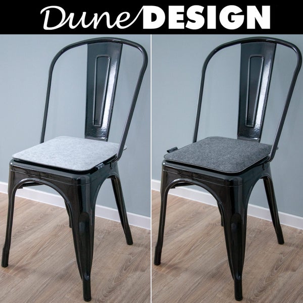 DuneDesign Logo. Zwei schwarze Metallstühle mit Filzsitzkissen in verschiedenen Grautönen.