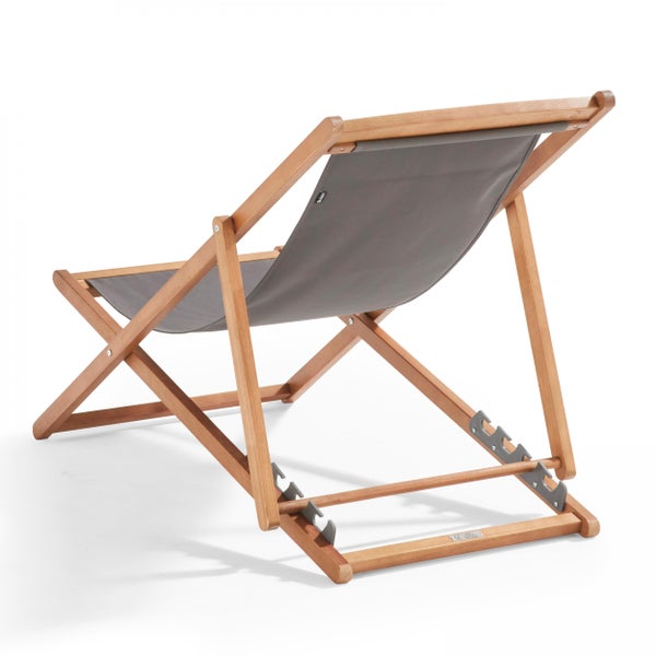 Klappbarer Liegestuhl aus Holz mit grauem Stoffbezug für den Garten oder Balkon.