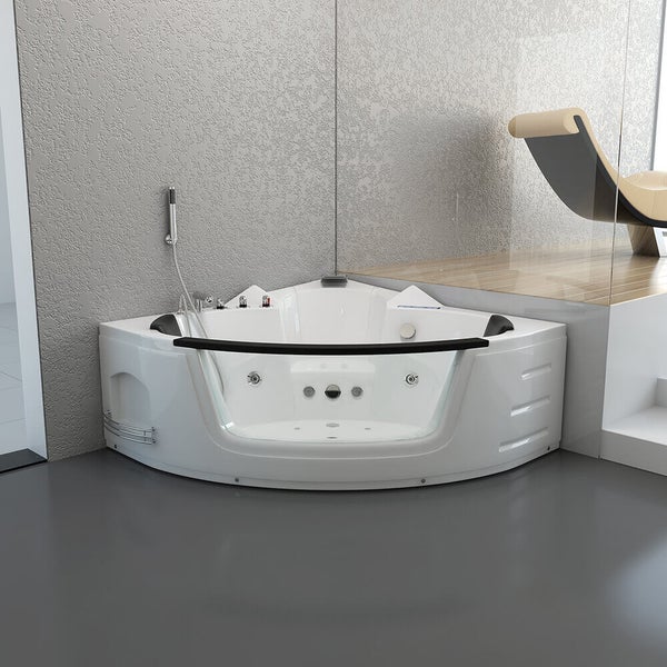 Moderne Eckbadewanne mit Whirlpoolfunktion und Glaseinsatz in einem elegant gestalteten Badezimmer.