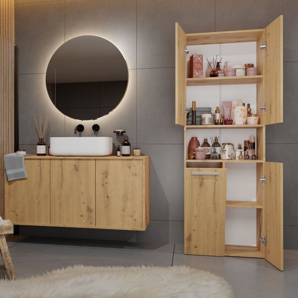 Modernes Badezimmer mit Waschtisch, Spiegel und Hochschrank