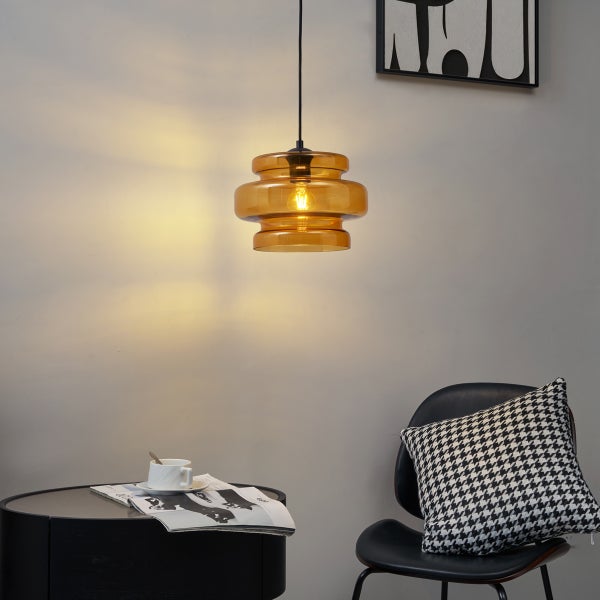 Glas-Hängeleuchte über einem Beistelltisch in einem Wohnzimmer